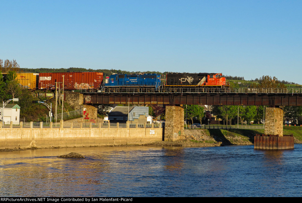 CN 9418 leads 559 on the Rimouski river bridge